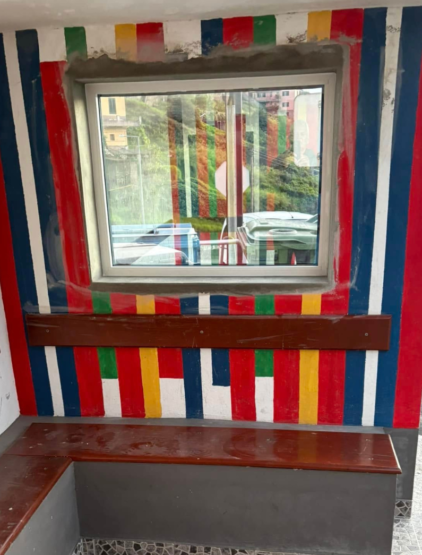 Abrigo Tradicional com Pintura Colorida